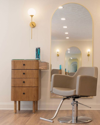 curved edge station and salon chair