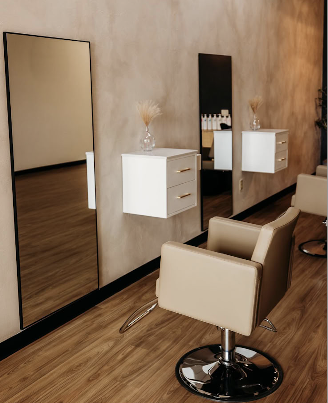 open salon layout with floating stations